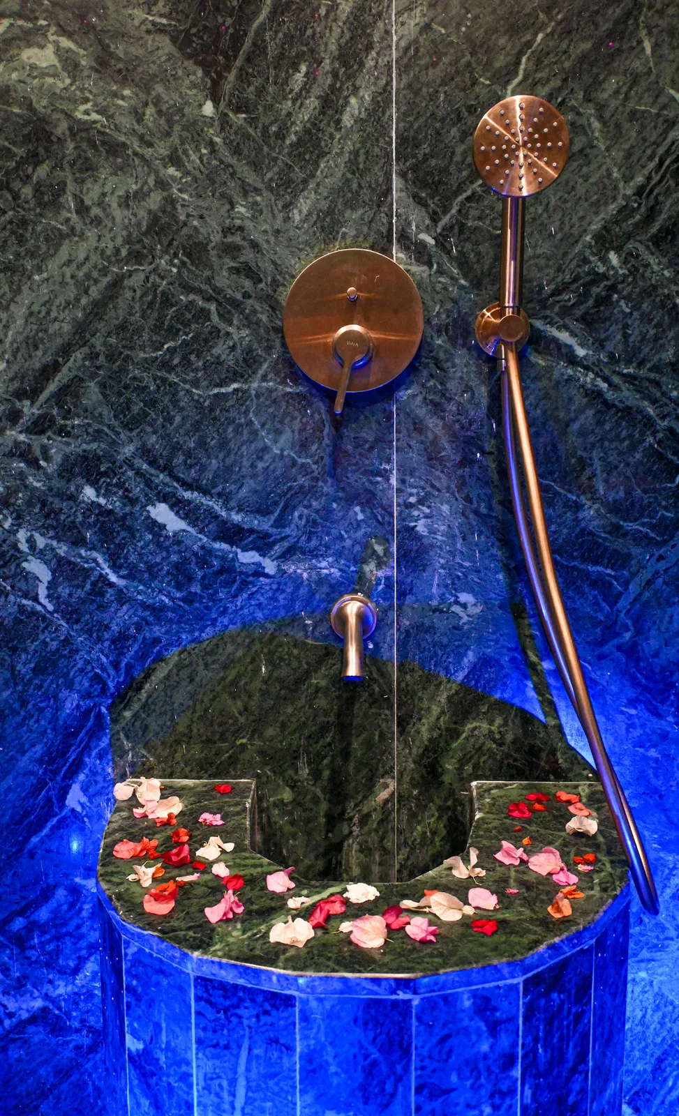 Bassin du hammam aux pétales de rose, Riad N'S Marrakech